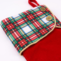 Chaussette de Noël en velours rouge à motif écossais avec bouton en bois pour décoration de cheminée et de fêtes
