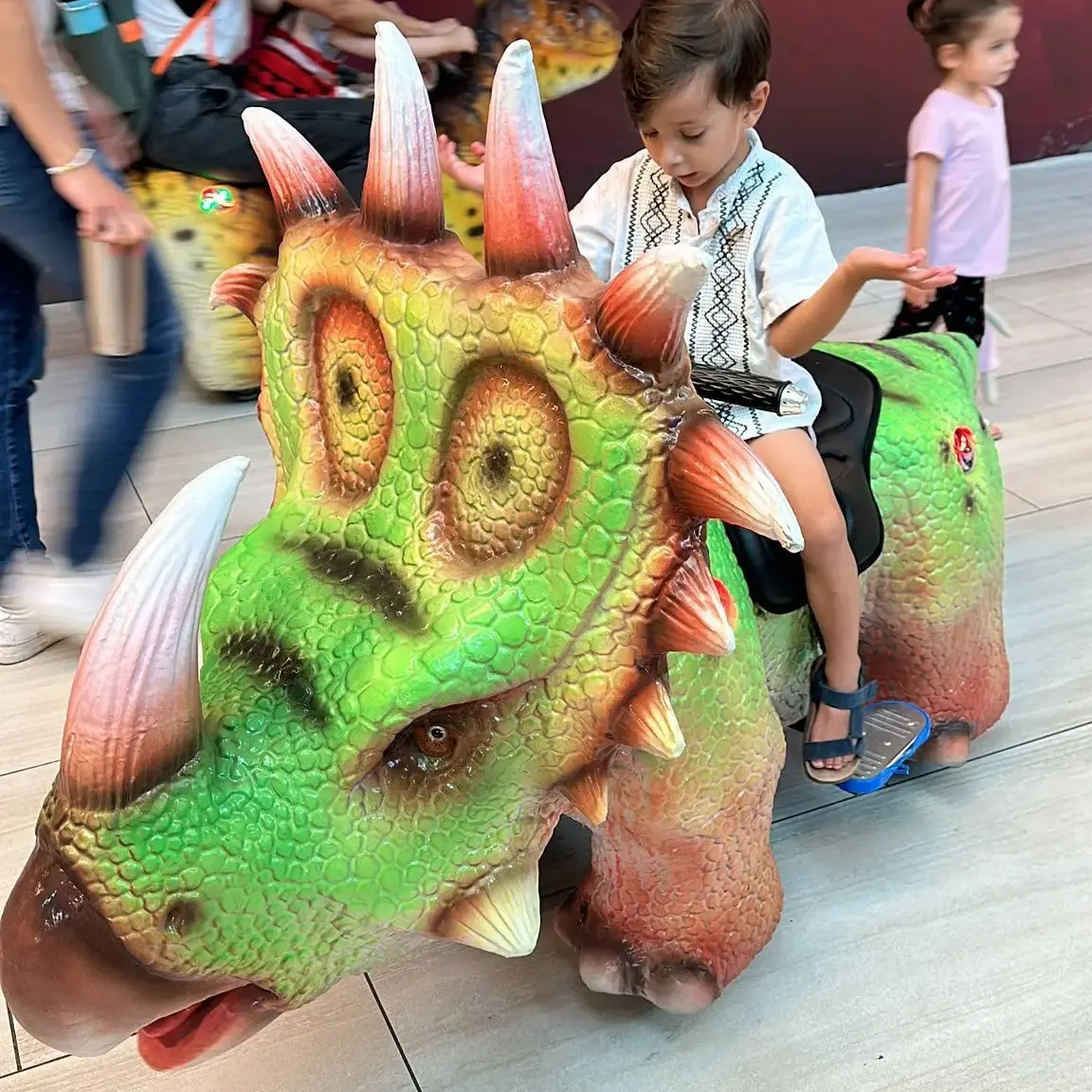 ديناصور متحرك مشي نموذج واقعية وتفاعلية الديناصور الجوراسي سكوتر للأطفال والكبار عملة تعمل