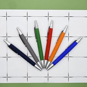 Stylos à bille classiques écologiques personnalisés en plastique à bas prix pour hôtels, promotionnels, cadeaux d'affaires, impression sérigraphique - Product Image 3