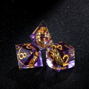 Ensemble de 7 dés de D&D artisanaux de 35 mm, à noyau liquide, à bords tranchants, dégradé ambre violet, avec anneau doré intégré, inspiré du <span class=keywords><strong>Seigneur</strong></span> <span class=keywords><strong>des</strong></span> <span class=keywords><strong>Anneaux</strong></span> - Product Image 6