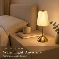 Lampe de table sans fil rechargeable Macaron avec abat-jour plissé, base dorée brossée, bouton poussoir, charge Type-C pour restaurant, café, hôtel