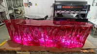 Comptoir de bar en cristal de glace transparent éclairé par LED de grande taille pour l'affichage intérieur des hôtels et des complexes hôteliers de luxe