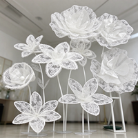 Y-074 Grand support floral géant en dentelle blanche et organza, décoration florale transparente faite à la main sur pied pour allée de mariage, scène d'événement