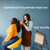 En stock : Perruque synthétique sans colle avec dentelle frontale, mèches de cheveux naturels bruts pour tresses, et support de présentation métallique à crochets.