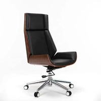 Chaise de bureau de direction en cuir noir à dossier haut, ergonomique, pivotante, avec piètement en bois de noyer courbé et hauteur réglable