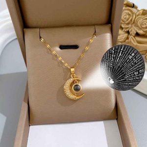 San valentino collana con luna in cristallo placcato oro 18 carati con zirconi in acciaio inossidabile 100 Langue I Love You collana di proiezione Moon - Product Image 1