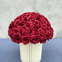 Vente flash Boule de fleurs artificielles en soie rouge foncé romantique de couleur bordeaux pour centre de table de mariage ou proposition de mariage