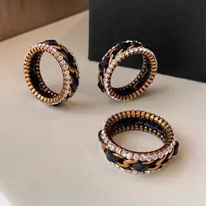 2024 nuova catena di ottone antico in pelle nera intrecciata anello di diamanti per le donne fabbrica di gioielli su misura