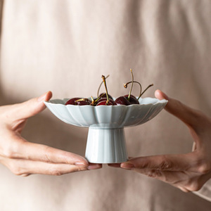 Assiette à fruits en céramique en forme de fleur, en porcelaine rétro sur pied, pour le thé et les collations, idéale pour les fêtes - Product Image 4