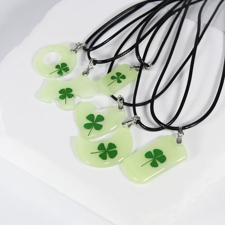 Collier lumineux vert porte-bonheur à quatre feuilles avec pendentifs multi-styles pour spécimen de plante séchée