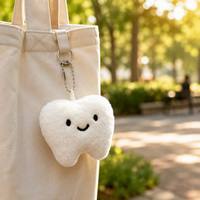 Porte-clés en tissu fait main, dent en peluche blanche, mignon, souriant, breloque de sac, pendentif dentaire doux, cadeau pour dentiste