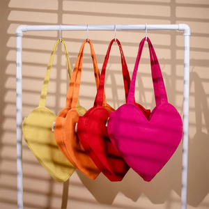 Bolsa de Lona Personalizada con Forma de Corazón para el Día de San Valentín |   Bolso de Hombro de Lona Roja Ecológico con Logotipo para Regalos de Novia - Product Image 4