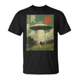 T-shirt rétro vintage japonais sur le thème de l'abduction de vaches par des extraterrestres et d'une vaissele spatiale - Product Image 1