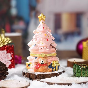 Luxuriöse Duftkerze aus Keramik in Form eines Weihnachtsbäumes mit Bärenmotiv, Britische Birne und Zeder, als Weihnachtsdekoration für Zuhause, in Geschenkbox - Product Image 6