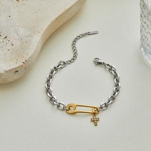 Épinglette en acier inoxydable en forme de croix avec diamants, bracelet en forme de croix pour femme, accessoire de style haut de gamme - Product Image 2