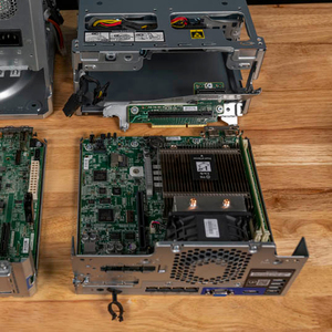 Serveur HPE ProLiant MicroServer Gen10 Plus avec un processeur Intel Xeon E-2224, 16 Go de mémoire et 4 baies grand format - Product Image 1