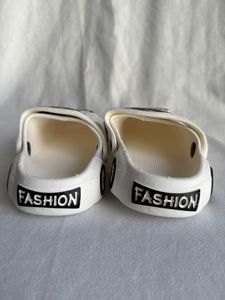 Pantoufles de voiture en PVC blanc à motif de dessin animé avec semelle EVA rembourrée pour femmes, toutes saisons, à porter à la maison - Product Image 4