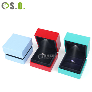 Caja de luz LED de plástico con logotipo personalizado al por mayor, en rojo y azul, para anillos, colgantes, pulseras, brazaletes, collares y joyas. - Product Image 4