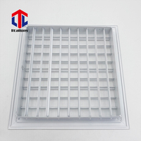 Grille linéaire à double déflection en aluminium blanc et registres pour la climatisation des plafonds de chambres d'hôtel