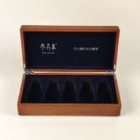 Boîte cadeau en bois longue avec doublure en velours, insert en mousse EVA, logo personnalisé, charnière métallique pour l'emballage de flacons de compléments alimentaires et les cadeaux d'affaires