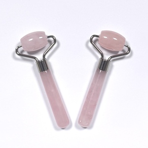 Mini masseur oculaire en quartz rose - Product Image 4