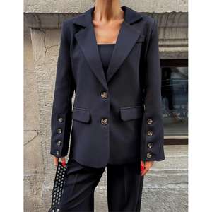 ชุดสูททอผ้าสำหรับผู้หญิงผิวสี ชุดแจ็คเก็ตทรงบัสติเยร์แขนสั้นติดกระดุม 4 เม็ด และกางเกงขายาว - Product Image 2