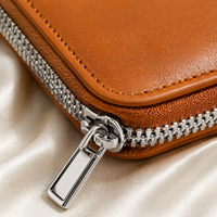 Étui de voyage marron zippé pour bijoux avec rouleaux à bagues, sangle pour boucles d'oreilles et pochette zippée