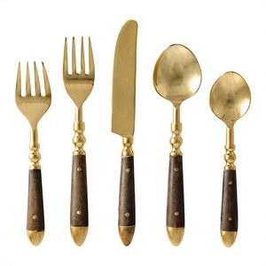 Ensemble de couverts en métal couleur or avec manches en bois, prise en main facile, sans danger pour les aliments, décoration de table, vaisselle de luxe, vente chaude - Product Image 1