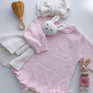2025サマーコレクションニットフリル脚ロンパーソフトコットンCPC CertificateカスタムブルームピンキーガールPointelle Onesie