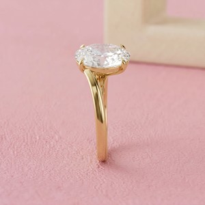 Bague de fiançailles en or avec diamant solitaire taille ovale et sertissage cathédrale, pour bijoux de mariée de créateur modernes et raffinés - Product Image 3