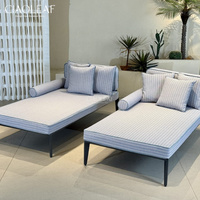 Chaise longue de piscine avec dossier en corde et coussins pour terrasse extérieure