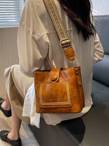 Sac fourre-tout tendance de haute qualité, polyvalent, au style unique, avec bandoulière réglable, grande capacité et forme de sac seau - Product Image 1