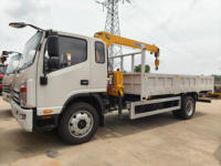 Grue à flèche pliante montée sur camion à plateau avec essieu arrière de 3,2T et stabilisateurs pour le chargement de machines lourdes et de marchandises