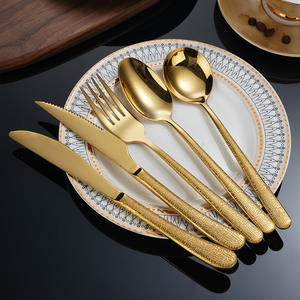 Juego de cubiertos de acero inoxidable 304 dorado con mango martillado para comedor occidental y uso en fiestas - Product Image 1
