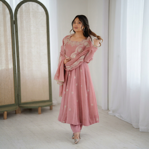 Costume Anarkali traditionnel rose pour femmes avec dupatta brodé, coupe ample, longueur cheville, en coton, style Inde Pakistan, vêtements décontractés - Product Image 1