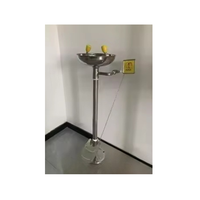 Unité de lavage des yeux sur pied en acier inoxydable courbé, haute efficacité, design élégant, pour la sécurité incendie, laboratoires, hôpitaux, écoles et campus