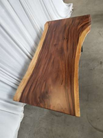 Table de salle à manger en bois massif de style moderne avec plateau en bois massif à bords naturels