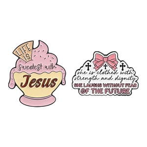 Broche émaillée « La vie est plus douce avec Jésus » – Foi chrétienne, Nœud papillon, Croix, Elle rit sans crainte du <span class=keywords><strong>futur</strong></span> – Bijou - Product Image 1