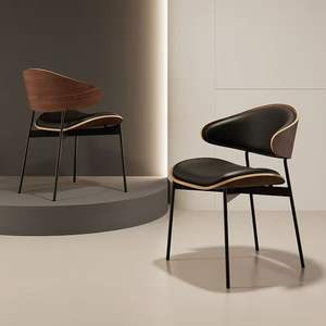 Chaise de salle à manger minimaliste à l'italienne en cuir noir, bois massif vieilli avec dossier haut de gamme pour <span class=keywords><strong>restaurant</strong></span> - Product Image 3