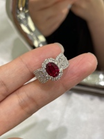 Cincin Emas 18K dengan Batu Ruby Buatan Laboratorium 1.865ct Potongan Oval Halo Berlian Perhiasan Mewah Batu Permata Buatan Laboratorium OEM Grosir