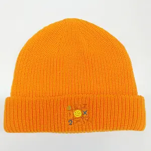 Özel yüksek kalite OEM kendi nakış Logo100 % akrilik örme özel nakış Slouch bere kış şapka