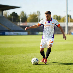 Anpassbare Schnelltrocknende Erwachsenen-Fußballuniformen Wärmeübertragungsdruck Blanko-Fußballtrikot-Set Logo Automatisierter Zuschnitt OEM-Service - Product Image 3