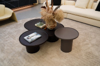 Ensemble de thé et de café en bois MDF brun noir au design minimaliste moderne et contemporain, table basse ronde en bois, 3 pièces