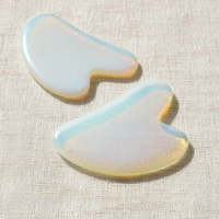 Vente en gros d'outils pour le visage en jade gua sha logo personnalisé masseur OEM pour le corps grattoir naturel outil en jade gua sha opalite