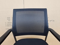 Chaises de réunion de bureau en gros à 4 pieds, chaises de conférence en maille noire