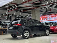 Подержанный внедорожник Toyota Corolla с полным приводом, АКПП, тканевыми сиденьями, шинами R17, панорамным люком, сенсорным экраном, левый руль, 2023 г., бензин, темно-серый