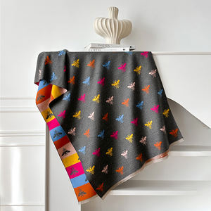 Koreanischer Damen-Doppelseitiger Schal mit Bienen-Design, 2-in-1 Verdickter Warmer Kaschmir-Umhang, Vielseitiger Langer Schal für Herbst & Winter - Product Image 3