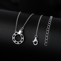 EMEJEWE Pendentif en argent S925 plaqué platine avec moissanite taille brillant D VVS de 1,4 mm, chaîne réglable 40+5 cm, certifié par un tiers