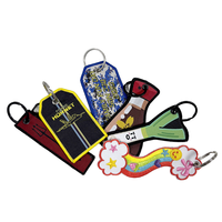 Nouveau dessin animé personnalisé 3D chaussures de transfert de chaleur Patch de broderie porte-clés tissé de haute qualité avec bordure Merrow en forme de coeur