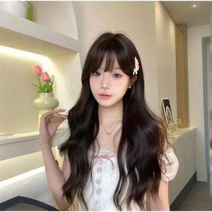 วิกผมยาวหยิกสำหรับผู้หญิง รุ่น First Love พร้อมหน้าม้าปัดข้าง ทำจากเส้นใยคาเนคาลอน ดูเป็นธรรมชาติ คล้ายเส้นผมจริง ครอบคลุมทั้งศีรษะ - Product Image 5